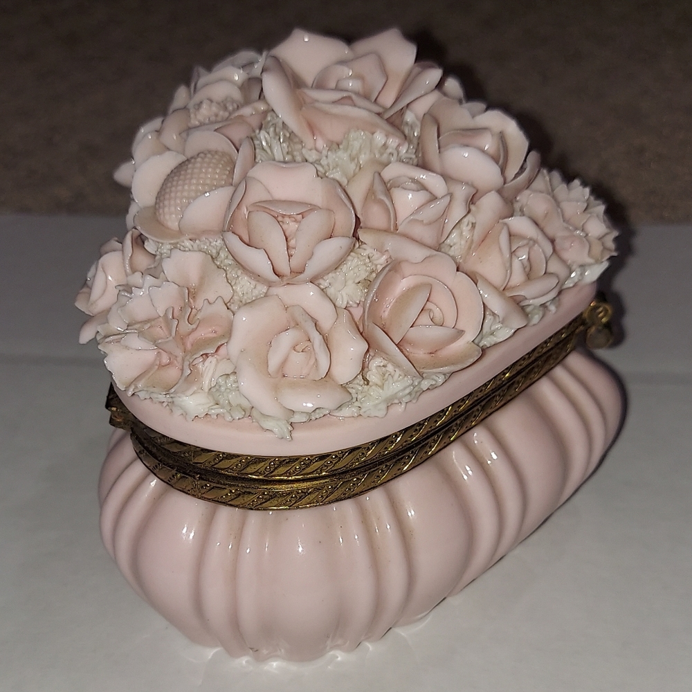 Vintage floral heart shaped porcelain trinket box - Picture 9 of 16
